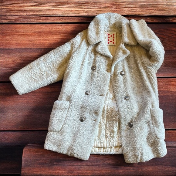 It’s so shaggy and so 2000’s coat! - Picture 3 of 5